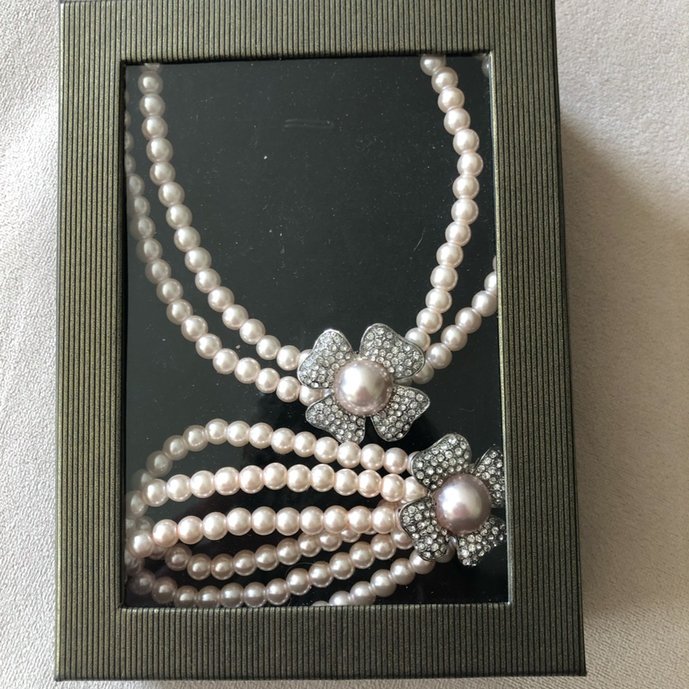 Lovely faux pearl necklace and bracelet set - Picture 2 of 3